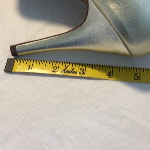 Woman’s Lulu Townsend Shoes size 8 gold color Great way to dress up an outfit - Picture 3 of 6